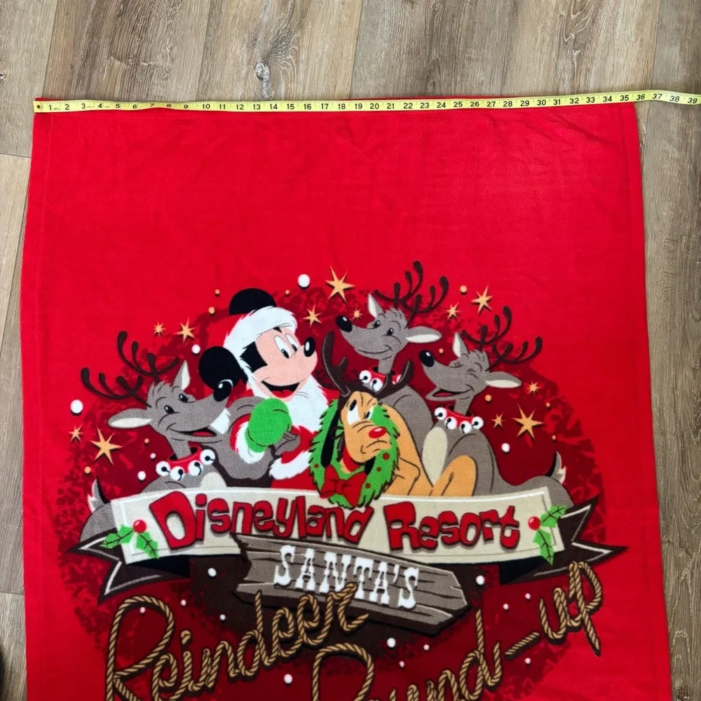 DISNEY RESORT‎ REINDEER ROUNDUP BLANKET RED FOLD IN POCKET 36